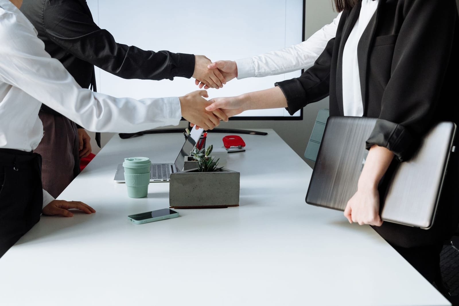 Asesores colaborando durante una reunión de trabajo.